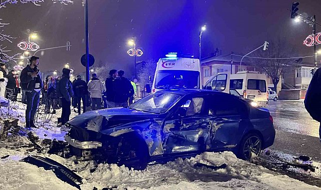 Üç aracın hurdaya döndüğü kazada yaralanan olmadı