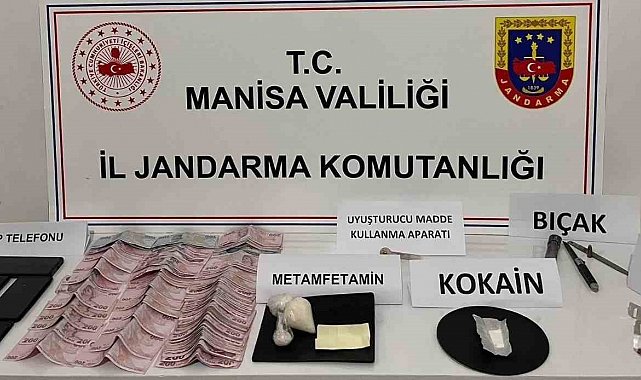 Üç şahsın yapılan üst ve araç aramasında uyuşturucu maddeler ele geçirildi