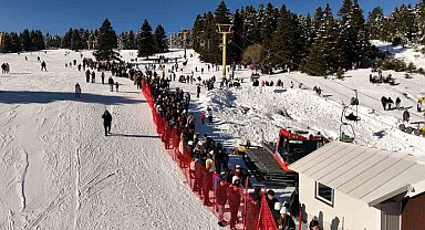 Uludağ'da kayakçıların çilesi... Sömestirin ilk günü izdiham yaşandı
