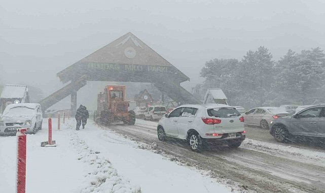 Uludağ'da yoğun kar ve tipi...Zincirsiz araç girişi yasaklandı