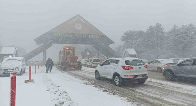 Uludağ'da yoğun kar ve tipi...Zincirsiz araç girişi yasaklandı