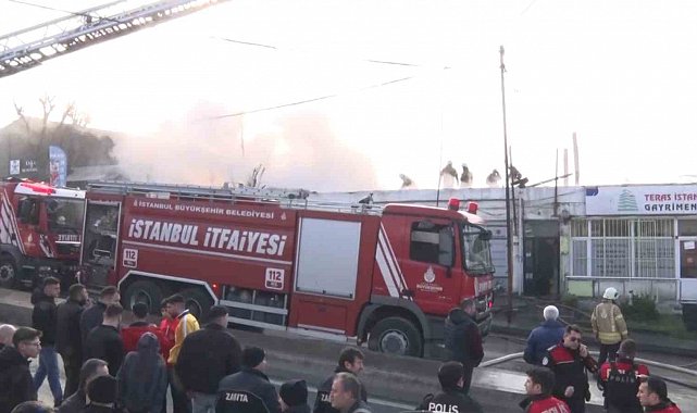 Ümraniye'de 2 katlı binanın çatısı alev alev yandı