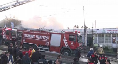 Ümraniye'de 2 katlı binanın çatısı alev alev yandı