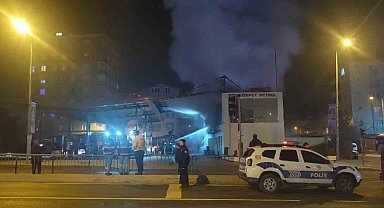 Ümraniye'de akaryakıt istasyonunun marketinde yangın