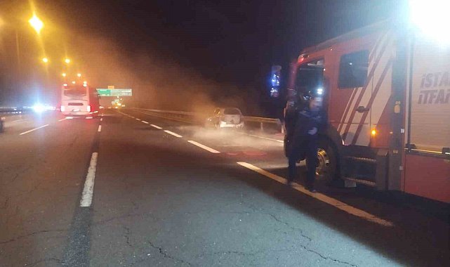 Ümraniye'de seyir halindeyken yanan otomobil kullanılamaz hale geldi