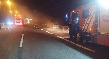 Ümraniye'de seyir halindeyken yanan otomobil kullanılamaz hale geldi