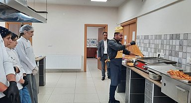 Üniversite öğrencileri 'Hızlı Yemek Restoran Uygulamaları' sayesinde yaparak öğreniyorlar