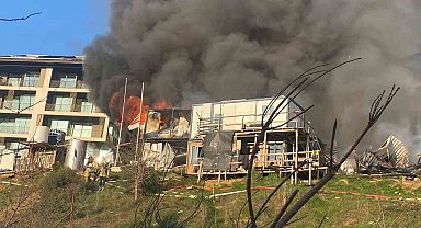 Üsküdar'da işçilerin kaldığı konteynerler alev alev yandı