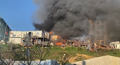 Üsküdar'da işçilerin kaldığı konteynerlerde yangın çıktı. Olay yerine çok sayıda itfaiye ekibi sevk edildi.