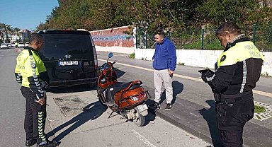 Uygulamadan kaçmaya çalışan motosikletlilere polis sürprizi