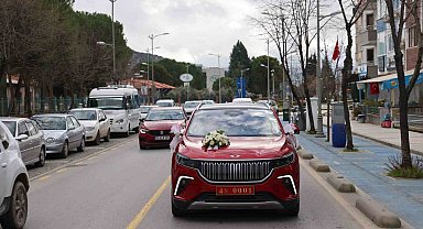 Vali Akbıyık makam aracı TOGG'u Gazze'li damada gelin arabası olarak tahsis etti