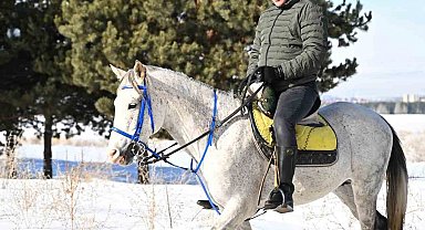 Vali Çiftçi'den atla kar safarisi