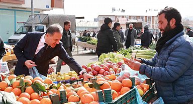 Vali Usta pazara indi, esnaf ve vatandaşla sohbet edip alışveriş yaptı