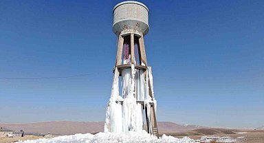 Van'da dondurucu soğukta su deposu buz tuttu