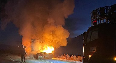 Van'da seyir halinde tır alev alev yandı