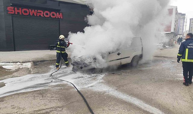 Van'da seyir halindeki araç yandı