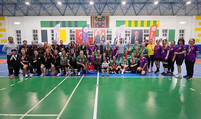 Veteran kadın hentbolcular Denizli'de buluştu