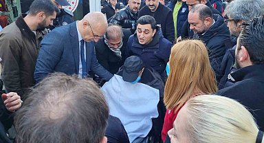 Vücudundaki kırıklara aldırmadı, özel izinle eşi ve 2 çocuğunu son yolculuklarına uğurladı