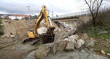 Yağışlarda çökme yaşanan köprü Büyükşehir ekiplerince yapılıyor