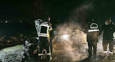 Yanan otomobilde feci şekilde can verdi