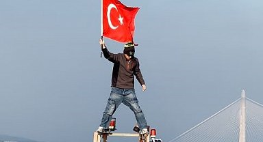 Yangın faciasında hayatını kaybedenler için 150 metre yükseğe tırmanıp Türk bayrağı açtı