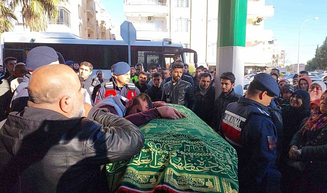 Yangında ölen 2 çocuk defnedildi, özel izinle cenazeye katılan baba gözyaşlarına boğuldu