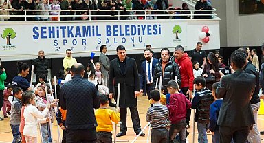 Yılmaz'dan çocuklara karne hediyesi