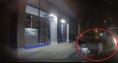 Yola aniden fırlayan minik kız, otomobilin altında kalmaktan kıl payı kurtuldu