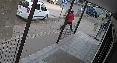 Yolda yürüyen kadın saldırıya uğradı, o anlar kameraya yansıdı