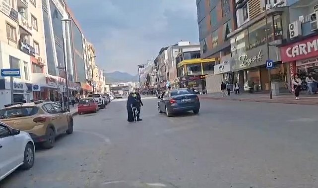 Yolun karşısına geçmek isteyen yaşlı kadına polis yardım etti