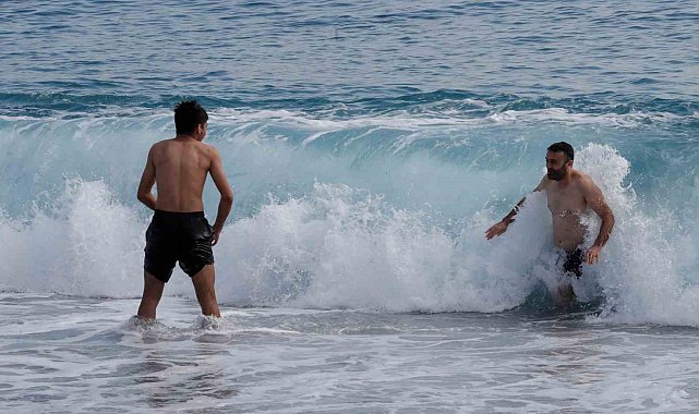Yüksek kesimlerinde kar etkili olan Antalya'nın sahilinde deniz keyfi
