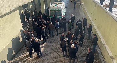 Yüksekova'da başıboş köpeklerin boynundan ısırdığı 12 yaşındaki kız hayatını kaybetti