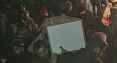 Yüksekova'da köpeklerin saldırısı sonucu ölen 12 yaşındaki Eslem toprağa verildi