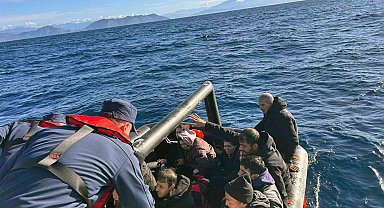 Yunanistan'ın ölüme ittiği 16'sı çocuk 51 düzensiz göçmen kurtarıldı