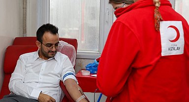 Yunusemre Belediye personelinden Kızılaya kan bağışı