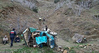 Zeytin işçilerini taşıyan araç uçuruma yuvarlandı: 1 ölü, 5 yaralı