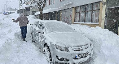 180 santimetrelik karın altında kalan araçlarını güçlükle çıkarttılar