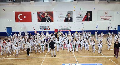 270 tekvando sporcusu kuşak atladı