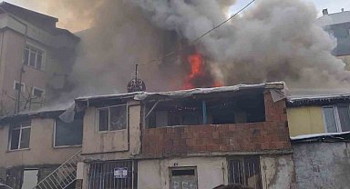 3 ailenin yaşadığı gecekondu alevlere teslim oldu: 2'si çocuk 5 kişi dumandan etkilendi