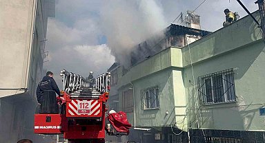 3 katlı binanın çatı katı alevlere teslim oldu