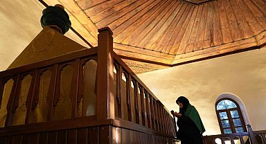 3 yıldır her çarşamba bu türbeyi ziyaret ediyor