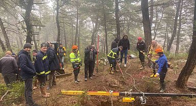 32 metre derinliğindeki çukura düşen keçileri kurtarmak için zorlu mücadele kamerada