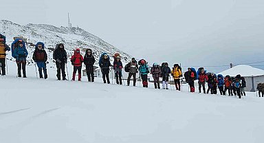 35 dağcı Süphan Dağı'na zirve yapamadan döndü