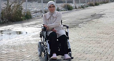 36 saat enkaz altında kalarak yaşama tutunan Türkan'ın hayatı hediye edilen tekerlekli sandalyeyle kolaylaştı
