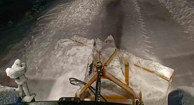 'Her şeyi devletten beklemek olmaz' dedi, şarkılar eşliğinde köy yolunu açtı