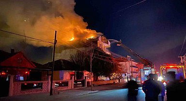 4 katlı binadan yükselen alevler geceyi aydınlattı