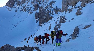 6 Şubat deprem şehitleri anısına Berit Dağı'na tırmanış