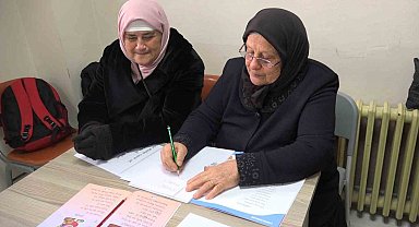73 yaşındaki anne ile 56 yaşındaki kızının okuma azmi herkese örnek oluyor