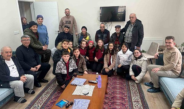 75. Yıl Ortaokulu öğrencilerinden huzurevi sakinlerine anlamlı ziyaret