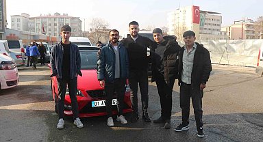 Abartı egzozdan ceza yedikleri aracın önünde hatıra fotoğrafı çektirdiler